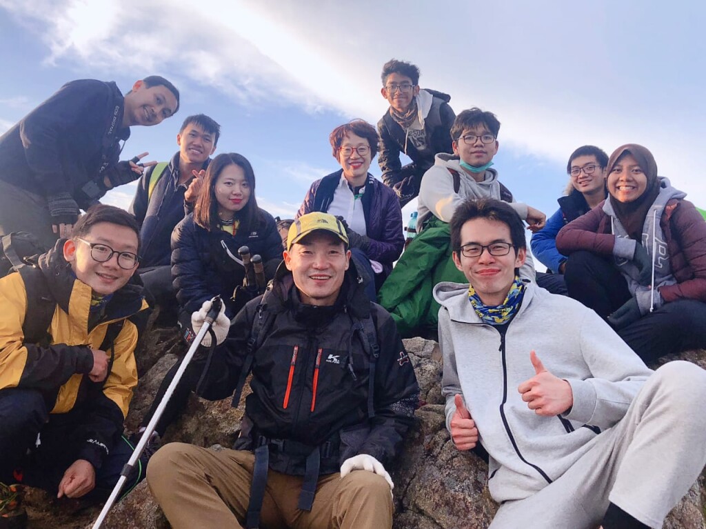 Naik gunung Jirisan dengan teman-teman Indonesia dan keluarga Korea. Sumber: Corwin Rudly