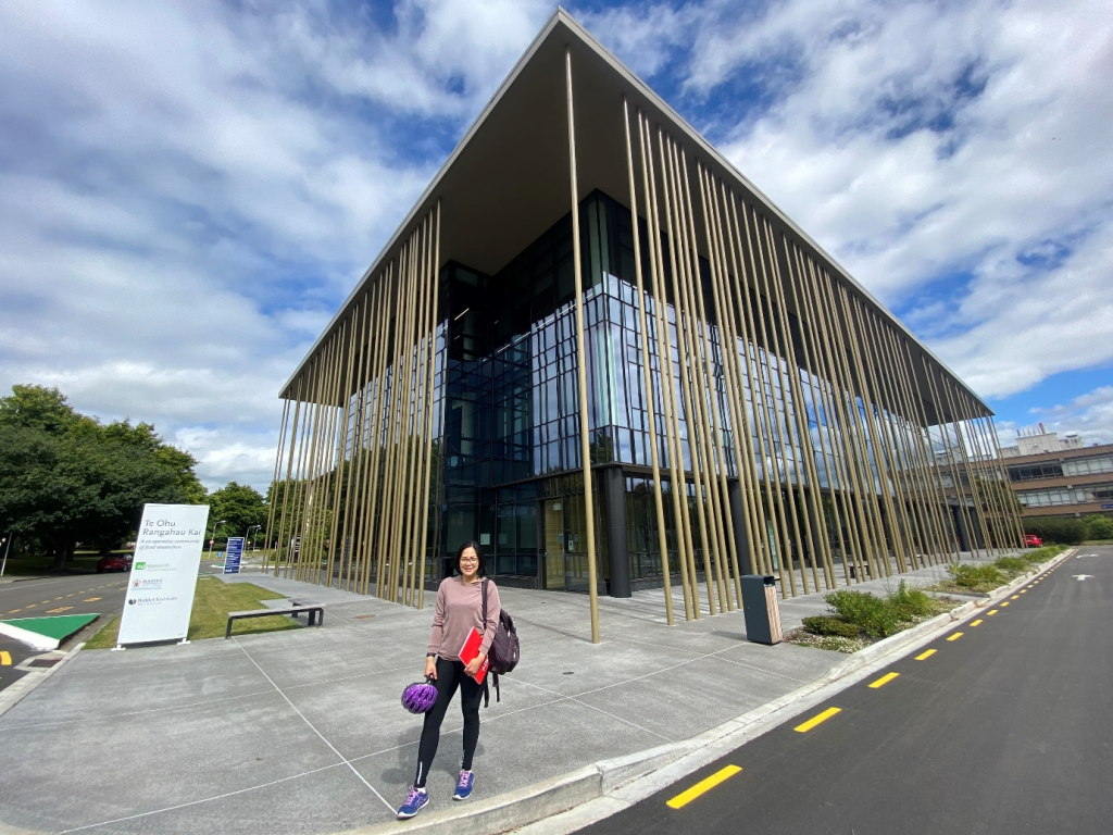 Berpose di depan Te Ohu Rangahau Kai, joint food research facility terbesar di NZ yang terletak di Massey University, Palmerston North. Sumber: Dokumentasi pribadi