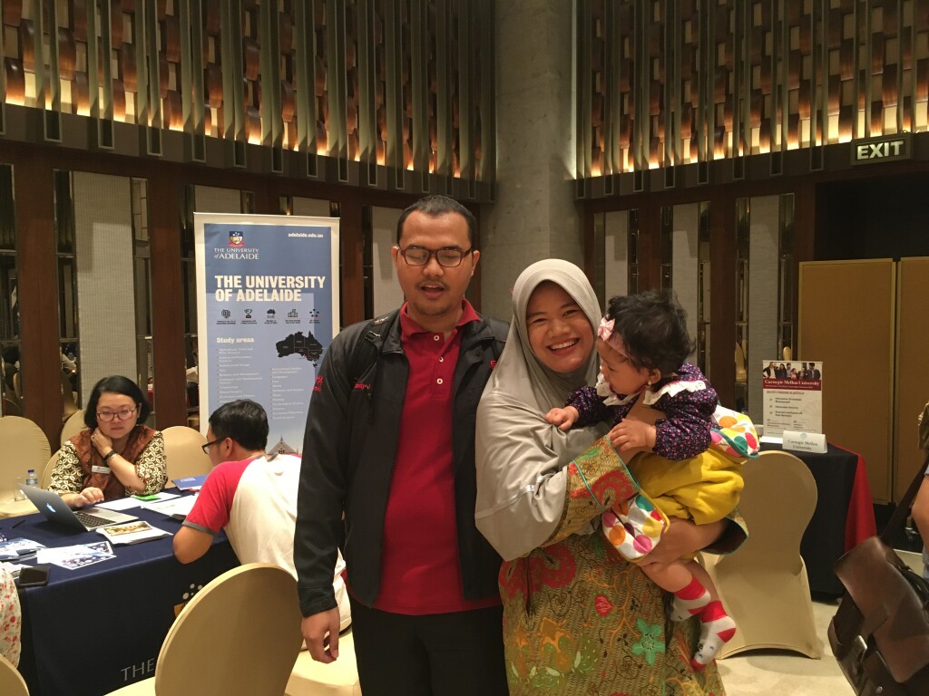 Dimas dan keluarga dalam kegiatan Australia Awards Indonesia. Sumber: Dokumentasi pribadi