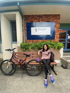 Joanna dan sepedanya di depan student office building The Riddet Institute. Sumber: Dokumentasi pribadi