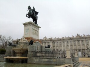 Melalui konferensi internasional, saya berkesempatan untuk mengunjungi tempat-tempat bersejarah seperti Plaza de Oriente di Madrid, Spanyol