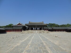 Melalui konferensi internasional, saya berkesempatan untuk mengunjungi tempat-tempat bersejarah seperti Istana Changdeok di Seoul, Korea Selatan