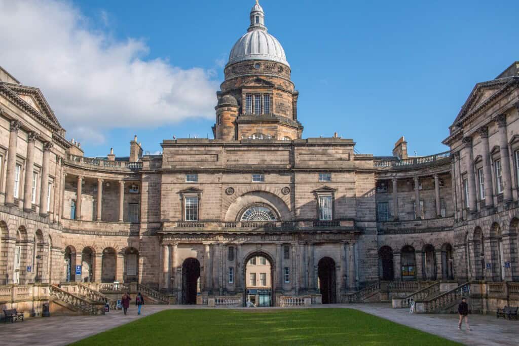 University of Edinburgh Old College. Sumber: Wikipedia