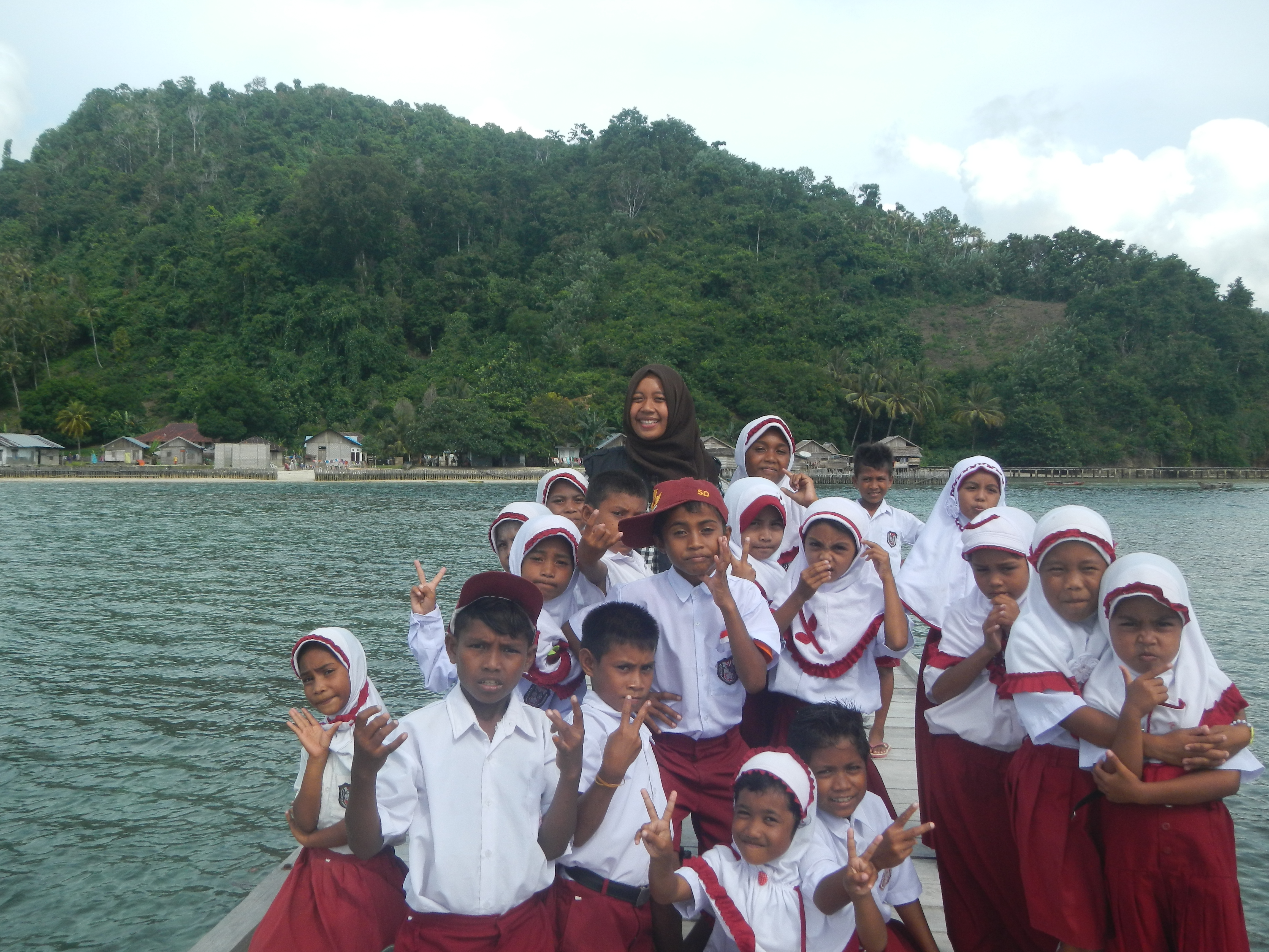 Bersama dengan murid-murid di Desa Marikapal, Kab. Halmahera Selatan, Maluku Utara (2016). Sumber: Dokumentasi Pribadi