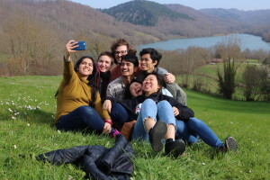Ivone (middle) was enjoying the beginning of Spring 2021 with her classmates, Lac de Mondely, France