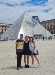 Ivone (right, white shirt) was visiting Louvre Museum, France with a free student admission fee