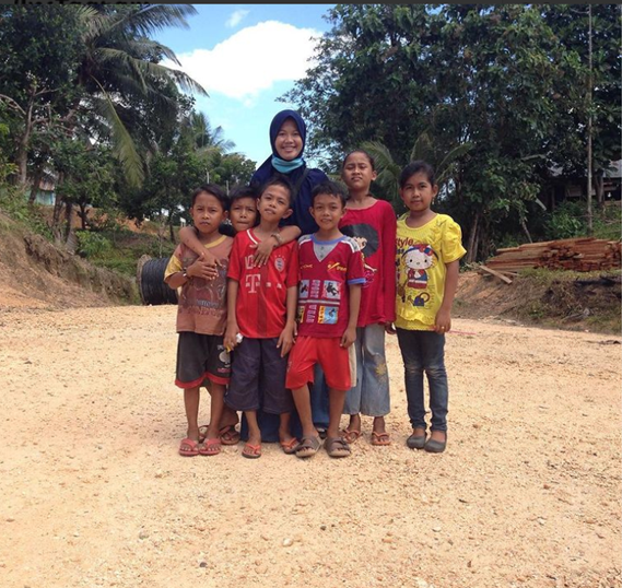 Indri bersama anak-anak di desa penempatan Patriot Energi 2016. Sumber: Dokumentasi pribadi.
