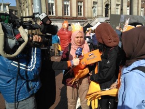 Kami diwawancara stasiun televisi lokal saat Koningsdag